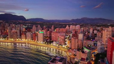 Aydınlık Gezinti ve Dalgalarla Alacakaranlık Kıyı Çizgisi, Turizm Kurulu Akşam Çekimleri Aydınlatılmış Oteller,