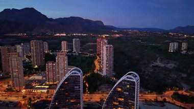 Alacakaranlık Şehri Aydınlanmış Kemerler ve Uzak Dağlar, Parlayan Bulvar Işıkları