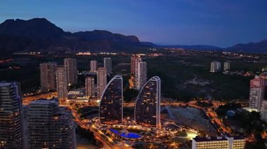 Kemerli kuleleri ve dağların çerçevelediği parlayan havuzları olan gece merkezi Skyline, güvenlik kontrolü