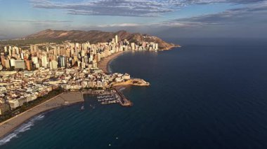 Sahil Kenti Koyu 'nda Gündoğumu Kıvrımlı Kıyı Hattı, Yükselen Kuleler, Sakin Okyanus ve Altın Parıltı