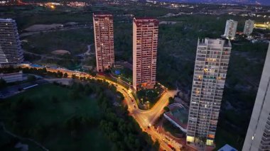 Gökyüzü alacakaranlık aydınlatma kuleleri Viraj Bulvarı ve Orman Tepeleri, Akşam Trafiği