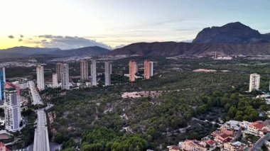 Yüksek Perimetre ve Dağ Arkaplanı Yeşil Kuşak Korumasıyla Günbatımı Şehir Ormanı Sınırı,