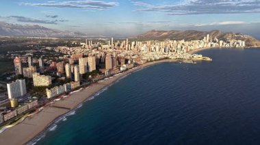 Turkuaz Denizi Üzerindeki Güneş Işığı Sahil Havası, Altın Işık Banyo Yükseliş Otelleri ve Sandy Körfezi, Canlı