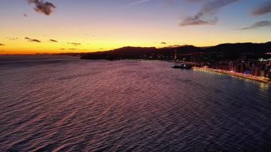 Alacakaranlık Oteli Parlayan Sahil Işıkları, Sakin Dalgalı Su, Oteller ve Gece Hayatı ile Dolu