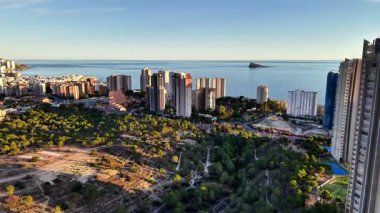 Yükselen Kuleleri ve Açık Denizi olan Sunrise Coastal Skyline, Altın Işık Tatil Köyü ve Liman Bölgesi