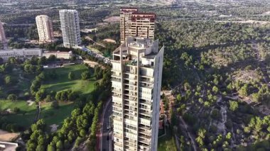 Yeşil Parkland Skyline with Lone Tower, İnce Konutlu Gökdelenlerin Havadan Açılışı Golf 'ün Üzerinde Yükseliyor