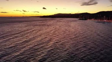 Limanda Alacakaranlık ve Kısaltma Işıkları Nazik Dalgalar, Marina Parıltısı ve Dengesiz Tepeler