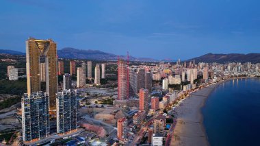 Alacakaranlık Konforlu Sahil Çizgisi İHA 'dan Yakalandı Işıklı Kuleler, Kıvrımlı Sahil Hattı ve Sakin