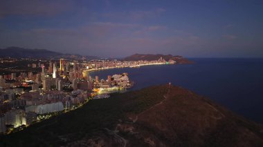 Hilltop Havacılık 'tan Gece Kıyı Şehri, Aydınlatılmış Skyline ve Harbor Parıltısı Sakin Körfez, Yoğun Kuleler' e Yansıyor