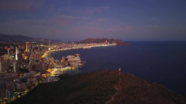 Akşam Koyu Işıkları, Liman Kıyısı ve Parlayan Sokaklar ile Dolu Sahil Kıyısı, Canlı Şehir