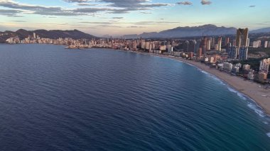 Geniş Deniz, Kıştepesi ve Uzak Kuleler 'i Gösteren Geniş Okyanusa Yaklaş