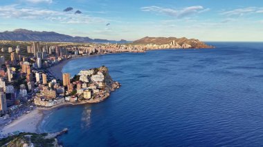 Uçurum Kıyısı Burnu ve Gökyüzü Denizi Vista Uçurum kenarındaki binalarda altın ışık ve açık deniz manzarası