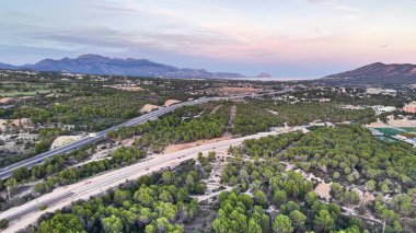 Şafak vakti Yeşil Koridor Vadi ve Orman tepe örtüsünü gösteriyor, Erken Işıklar Habitat ve İzleri Işıklandırıyor