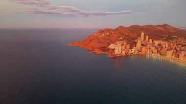 Sıcak, hafif banyo binaları ve sakin denizleri, dramatik sahil uçurumlarıyla Uçurum Kenti 'nin üzerinde altın saat.