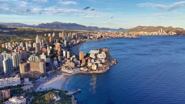 Koyu Mavi Okyanuslu ve Sandy Körfezi 'ndeki Gökyüzü Sahil Çizgisi Emlakçı Rıhtım Resort Gösterisi