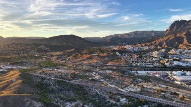 Güneşli Dağ Sırtı Tepesi Sıcak Altın Işıklı, Rocky yamaçlı ve virajlı, dramatik gölgeli