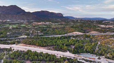Vadi Otoyol Koridoru, Ormanlı Yamaçlar ve Ulaşım Ağı Hafif Işık Altında Hava Denetleme,