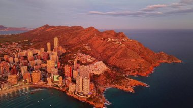 Kızıl Uçurumlar ve Gün Batımında Körfezi olan engebeli kıyı şeridi dramatik jeolojiyi ön plana çıkaran seyahat organizatörü,