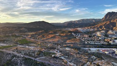 Hava Dağı Vadisi Kasabası Günbatımı Drone Anketi Jeolog Arazi Değerlendirmesi, Virajlı Yollar, Dağılmış