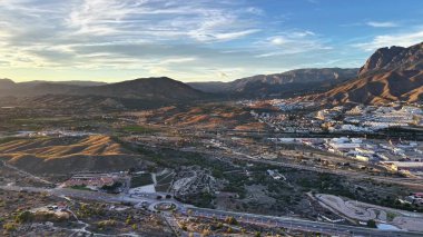Güneşli Dağ Vadisi Havadan Görünümü Ilık Altın Işık Engebeli Tepeler, Virajlı Yollar, Küçük Kasaba