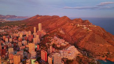 Sahil Kenti Tepesi 'nin Günbatımı Uçağı, İnsansız Hava Aracı Araştırma Kuleleri, Tepelerde Ilık Işık, Okyanus