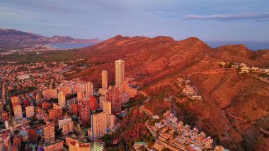 Alacakaranlık İnsansız Hava Aracı Şehir Tepesi üzerinde Skyline, Yatırım Alanı Denetleme Yoğun Kuleleri Yakalıyor, Sıcak Hillside Tonları,