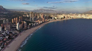 Hava Sahil Kenti Gün doğumunda Viraj Koyu, Otel Kuleleri, Sakin Okyanus, Yumuşak Güneş Işığı, Boş Plajlar