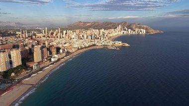 Alçak irtifa İHA 'sı sahil kuleleri ve Sandy körfezi boyunca turkuaz suyu ve aktif su ile süpürdü.