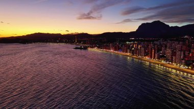 Sunset Sahil Kenti Işıkları Koyda Dalgalanan Suyla, Aydınlanmış Gezinti Alanı, Neon Yansımaları