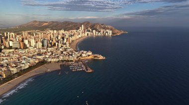 Sahil Kenti Koyu 'nda Gündoğumu Kıvrımlı Kıyı Hattı, Yükselen Kuleler, Sakin Okyanus ve Altın Parıltı