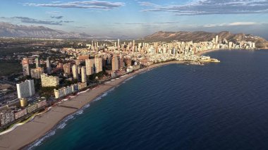 Turkuaz Denizi Üzerindeki Güneş Işığı Sahil Havası, Altın Işık Banyo Yükseliş Otelleri ve Sandy Körfezi, Canlı