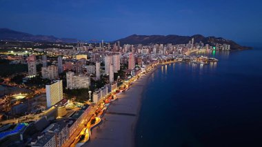 Aydınlatılmış Gece Kıyı Alanı Parlayan Gezinti Alanı, Aydınlık Binalar ve Sakin Uzun Deniz Sineması