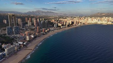 Günbatımı Sahil Kenti Yoğun Yükseklikleri Kıvrımlı Koyu Saran Sıcak Altın Işık Sahilde Uzun Gölgeler Sürüyor