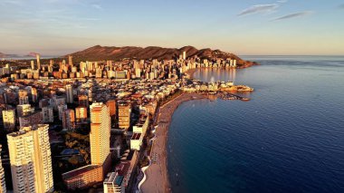 Körfez Bulvarı 'nda Sabah Işığı, Yükselen ön cephe, Sakin Deniz ve Gün Işığı Gündoğumu Ortamı