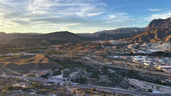 Güneşli Dağ Vadisi Havadan Görünümü Ilık Altın Işık Engebeli Tepeler, Virajlı Yollar, Küçük Kasaba