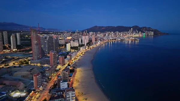 Hilal Körfezi ve Parlayan Gezinti, Neon Yansımaları Dalgalanması ile Aydınlanmış Sahil Kıyısı Gece Havası