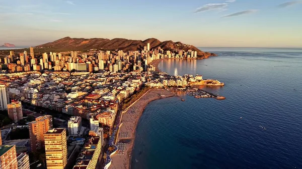 Kıvrımlı Koyu, Yoğun Dolu Binaları ve Parıldayan Deniz Sineması olan Altın Kıyı Şehri 'nin Alacakaranlık Havası