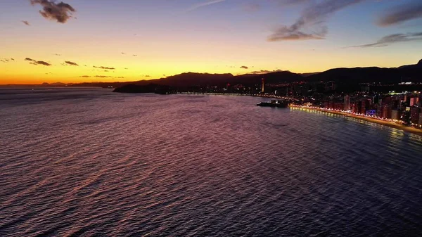 Alacakaranlık Oteli Parlayan Sahil Işıkları, Sakin Dalgalı Su, Oteller ve Gece Hayatı ile Dolu