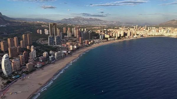 Sakin Turkuaz Suyu, Lüks Havacılık Sahil Sahası Üst Düzey Kuleler ve Sessiz Gezinti Alanı, Altın Koridor