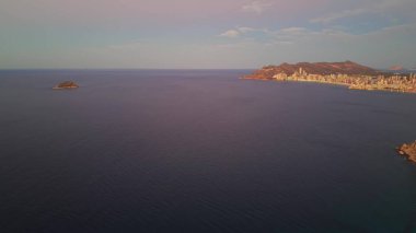 Hava Okyanusu Adası Sahil Hattı Gündoğumu Sakin, İHA Pilotu izole edilmiş Rocky Adası ve Uzak Sahil Hattı Yakalıyor
