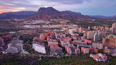 Renkli Şehir Bloklarının Üzerinde Havadan Alacakaranlık Dağı Pastel Gökyüzü, Virajlı Yollar, Parkland