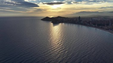Parlak Alacakaranlık Yolu Açık Deniz 'den Kıvrımlı Kıyı Şeridine Kesiyor, Uzaktaki Kuleler Akşama Kalıyor,