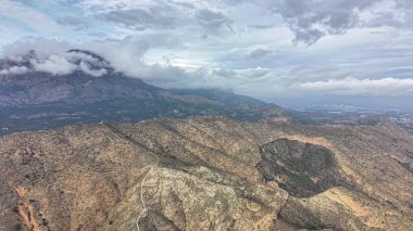 Bulutların Altındaki Hava Arid Dağı Tepesi Erozyon İzleri Haritalayan Bulutların Altında Uzak Bölgesel Harabe Jeolojisi