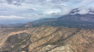 Uçsuz bucaksız dağ etekleri Kara Kara Bulutlar Altında Çevresel Keşif Sarmal Rayları Yakalıyor Nadir Bitkiler