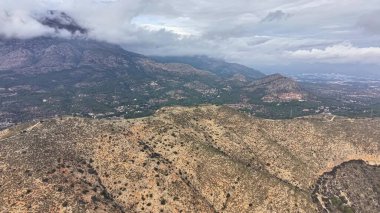 Vadinin yukarısındaki Moody Tepesi. Uzak Tepe Hava Durumu İzcisi Atmosferik Bulutları Yakalıyor.