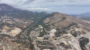Hillside Drone Teftişi Quarry Teraslarını ve Jeolojik ve Güvenli İnşaat Yollarını Buluyor