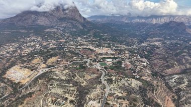 Taş ocağı ve virajlı havza kasabası insansız hava araçları kazı alanlarını yakalıyor.