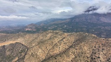 Fırtınalı Bulutların Altındaki Hava Çöl Sırtı, Islak Zirveli Engebeli Dağ yamaçlarının dramatik manzarası,