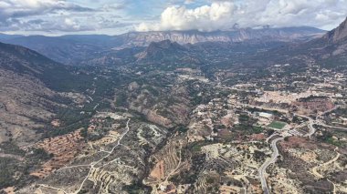 Virajlı Dağ Vadisi 'nin engebeli hava manzarası ve macera haritası ve yürüyüş promosyonu için ideal yollar.,