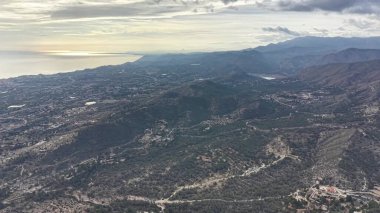 Altın Şafak Işığındaki Hava Vadisi, Sessiz Yollar ve Puslu Tepeler, Dağılmış Evler ve Yumuşak Pastel Gökyüzü